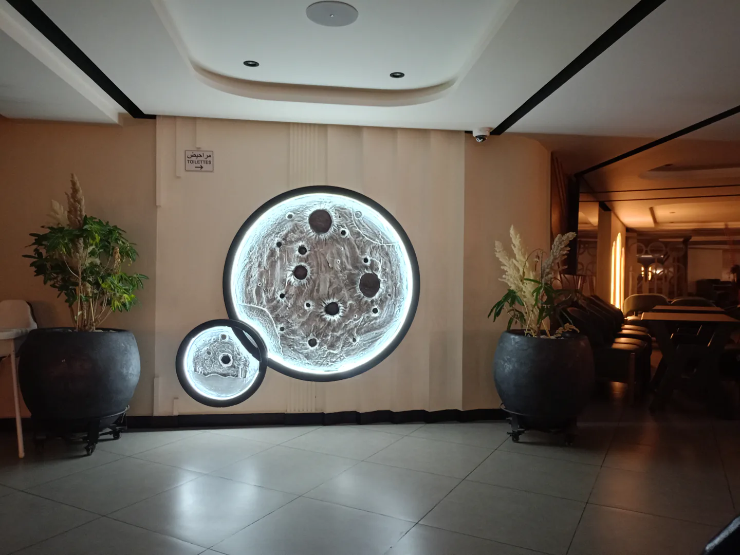 Installation murale lumineuse dans l’entrée de LOLITA